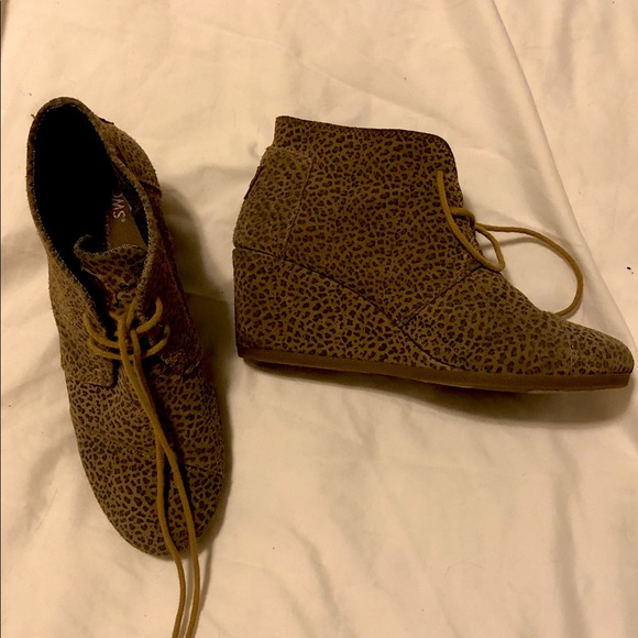 toms desert wedge bootie